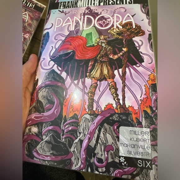 Frank Miller’s Pandora - full comic series - Picture 2 of 7